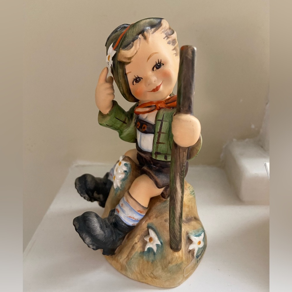 Goebel Hummel Figurine with Signature purchased in Germany 🇩🇪 1982 collections - Picture 1 of 5